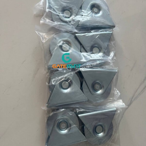 Bánh xe cổng trượt ray V D80 đế gắn nổi chất liệu thép mạ kẽm bạc đạn cao cấp, giúp cổng lùa vận hành êm ái, chịu tải cao và chống mài mòn hiệu quả, chuyên sử dụng cho cổng lùa