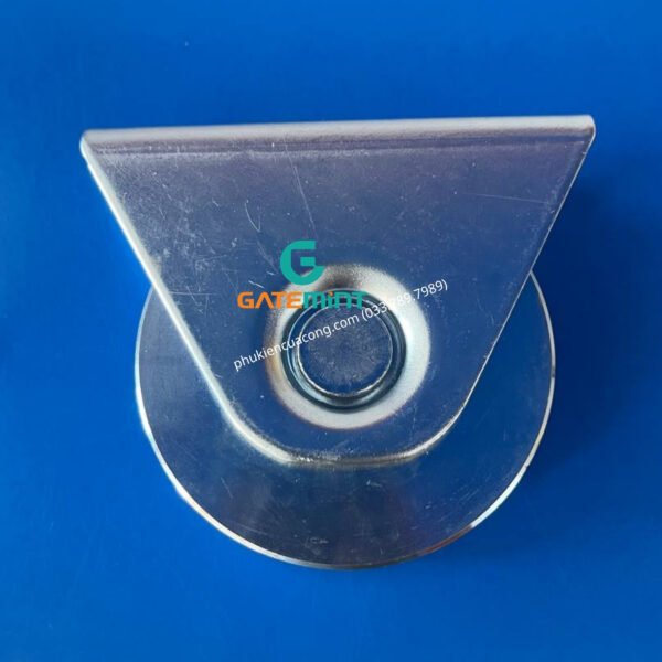 Bánh xe cổng trượt ray V D80 đế gắn nổi chất liệu thép mạ kẽm bạc đạn cao cấp, giúp cổng lùa vận hành êm ái, chịu tải cao và chống mài mòn hiệu quả, chuyên sử dụng cho cổng lùa