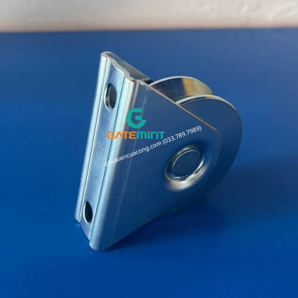 Bánh xe cổng trượt ray V D80 đế gắn nổi chất liệu thép mạ kẽm bạc đạn cao cấp, giúp cổng lùa vận hành êm ái, chịu tải cao và chống mài mòn hiệu quả, chuyên sử dụng cho cổng lùa