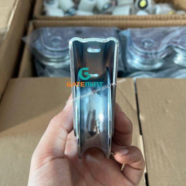 Bánh Xe Cổng Trượt Ray U D80 Đế Gắn Nổi GateMint chất liệu thép mạ kẽm bạc đạn cao cấp, giúp cổng lùa vận hành êm ái, không gây tiếng ốn, chịu tải cao và chống mài mòn hiệu quả, chuyên sử dụng cho cổng lùa
