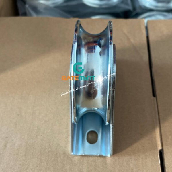 Bánh Xe Cổng Trượt Ray U D80 Đế Gắn Nổi GateMint chất liệu thép mạ kẽm bạc đạn cao cấp, giúp cổng lùa vận hành êm ái, không gây tiếng ốn, chịu tải cao và chống mài mòn hiệu quả, chuyên sử dụng cho cổng lùa