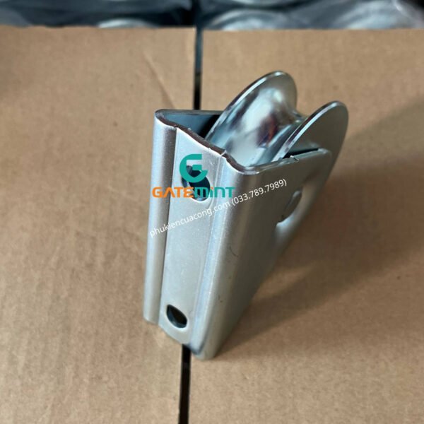 Bánh Xe Cổng Trượt Ray U D80 Đế Gắn Nổi GateMint chất liệu thép mạ kẽm bạc đạn cao cấp, giúp cổng lùa vận hành êm ái, không gây tiếng ốn, chịu tải cao và chống mài mòn hiệu quả, chuyên sử dụng cho cổng lùa