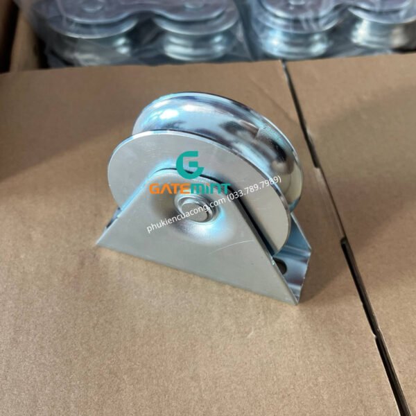Bánh Xe Cổng Trượt Ray U D80 Đế Gắn Nổi GateMint chất liệu thép mạ kẽm bạc đạn cao cấp, giúp cổng lùa vận hành êm ái, không gây tiếng ốn, chịu tải cao và chống mài mòn hiệu quả, chuyên sử dụng cho cổng lùa