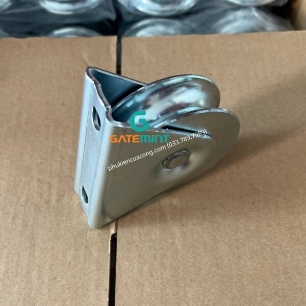 Bánh Xe Cổng Trượt Ray U D80 Đế Gắn Nổi GateMint chất liệu thép mạ kẽm bạc đạn cao cấp, giúp cổng lùa vận hành êm ái, không gây tiếng ốn, chịu tải cao và chống mài mòn hiệu quả, chuyên sử dụng cho cổng lùa