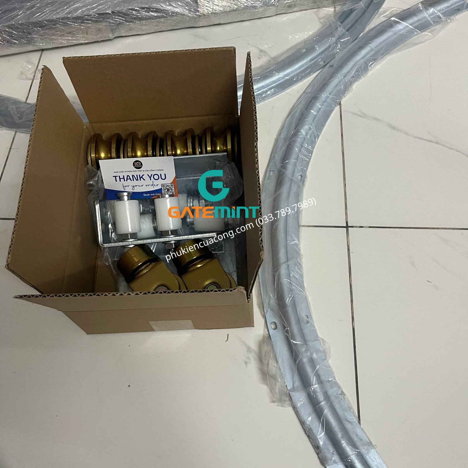 Bánh Xe Xoay 360 Độ Trượt Ray U, D60 thương hiệu GateMint được thiết kế chắc chắn với khả năng xoay linh hoạt, chịu tải cao giúp cổng trượt vận hành ổn định và giảm ma sát hiệu quả chuyên dụng cho cổng lùa cong