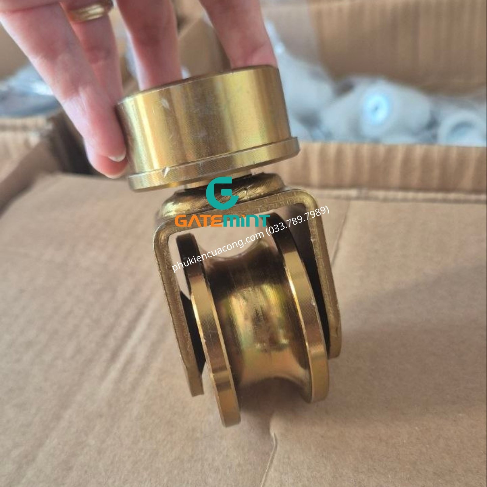 Bánh Xe Xoay 360 Độ Trượt Ray U, D60 thương hiệu GateMint được thiết kế chắc chắn với khả năng xoay linh hoạt, chịu tải cao giúp cổng trượt vận hành ổn định và giảm ma sát hiệu quả chuyên dụng cho cổng lùa cong