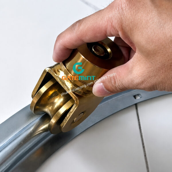 Bánh Xe Xoay 360 Độ Trượt Ray U, D60 thương hiệu GateMint được thiết kế chắc chắn với khả năng xoay linh hoạt, chịu tải cao giúp cổng trượt vận hành ổn định và giảm ma sát hiệu quả chuyên dụng cho cổng lùa cong