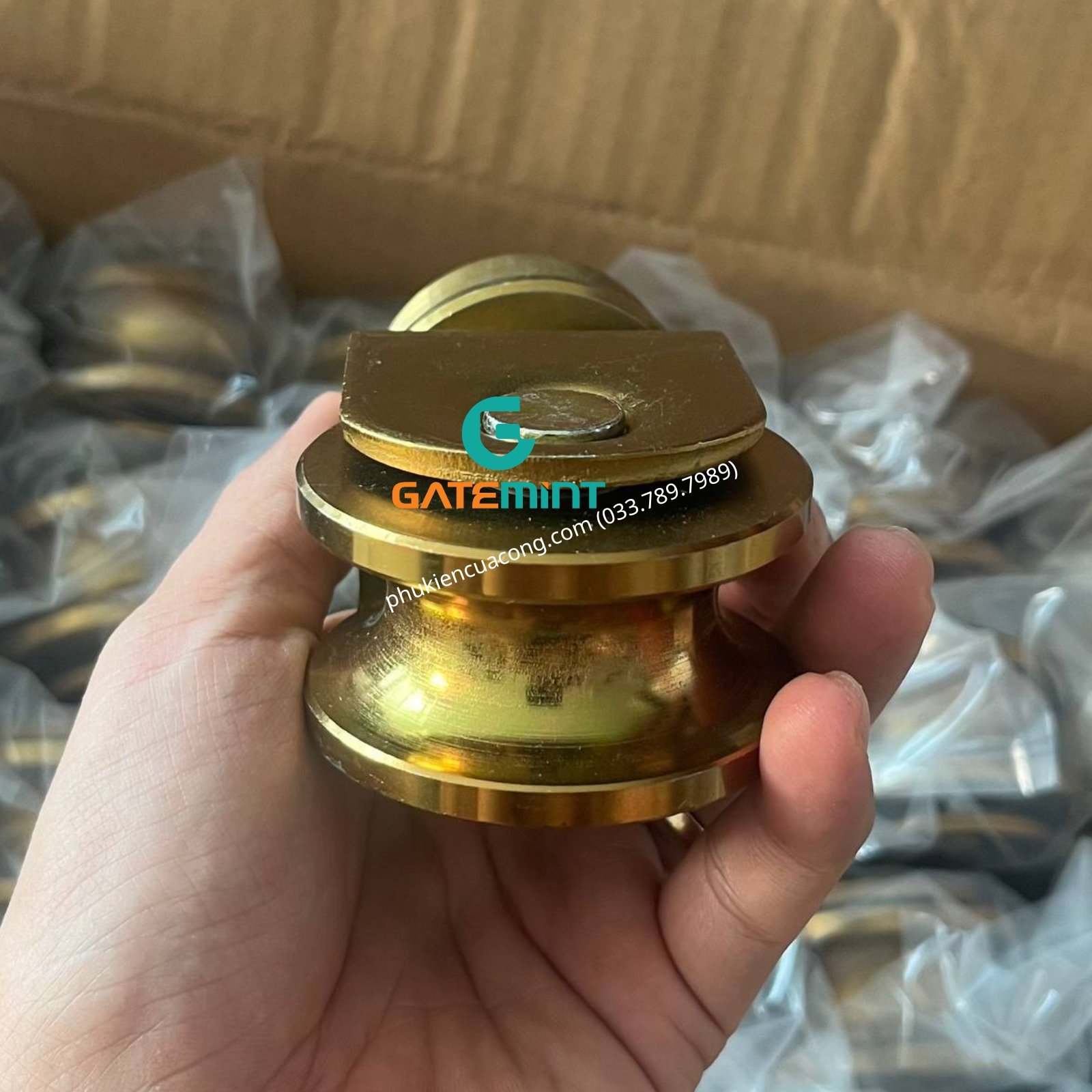 Bánh Xe Xoay 360 Độ Trượt Ray U, D60 thương hiệu GateMint được thiết kế chắc chắn với khả năng xoay linh hoạt, chịu tải cao giúp cổng trượt vận hành ổn định và giảm ma sát hiệu quả chuyên dụng cho cổng lùa cong