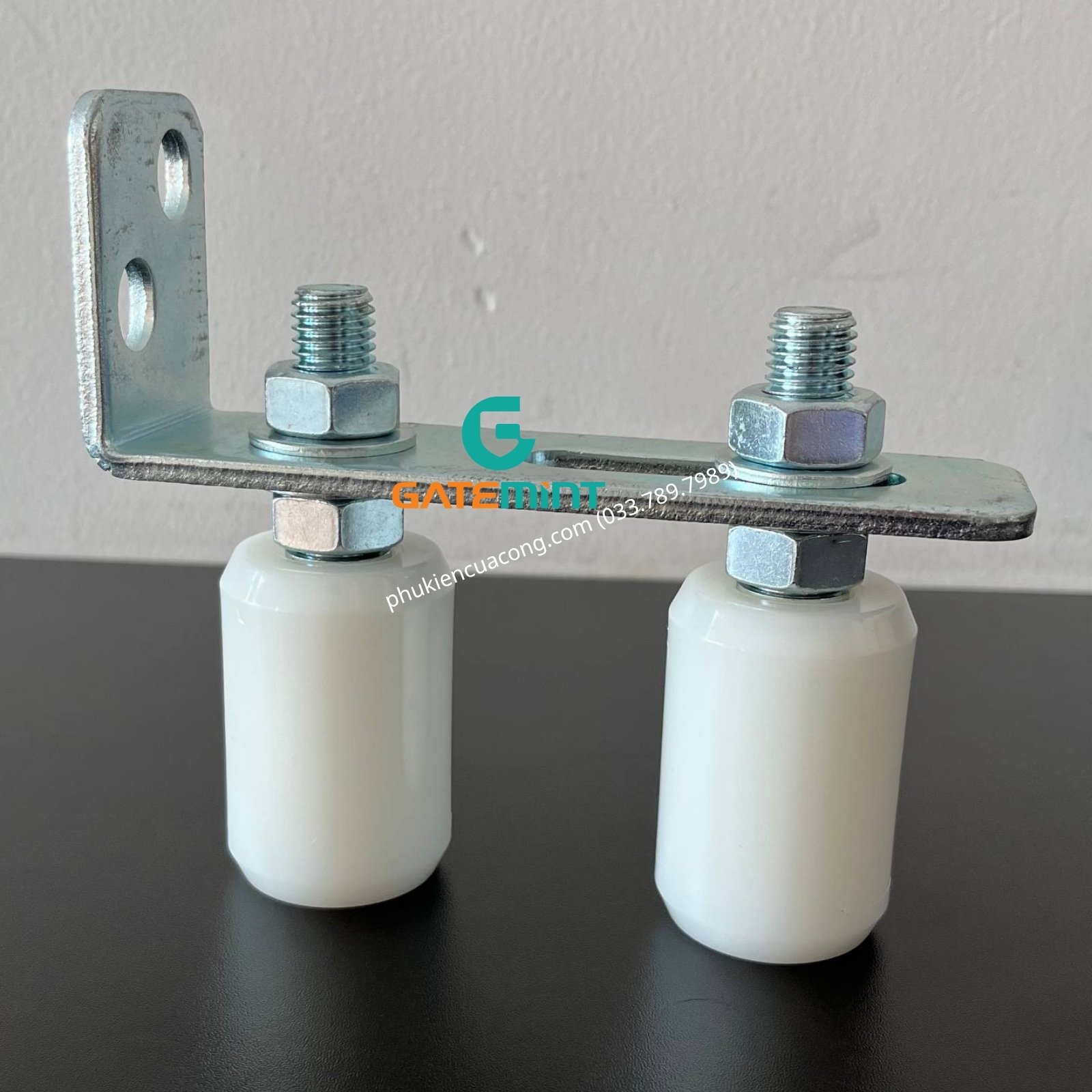 Bộ dẫn hướng cổng lùa 2 con lăn D40x60 GateMint bằng thép mạ kẽm kết hợp con lăn chất liệu nilong cao cấp dẫn hướng cổng lùa chống mài mòn giúp cổng trượt vận hành ổn định, giảm rung lắc và chống mài mòn hiệu quả