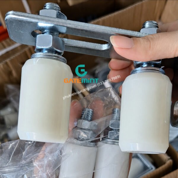 Bộ dẫn hướng cổng lùa 2 con lăn D40x60 GateMint bằng thép mạ kẽm kết hợp con lăn chất liệu nilong cao cấp dẫn hướng cổng lùa chống mài mòn giúp cổng trượt vận hành ổn định, giảm rung lắc và chống mài mòn hiệu quả