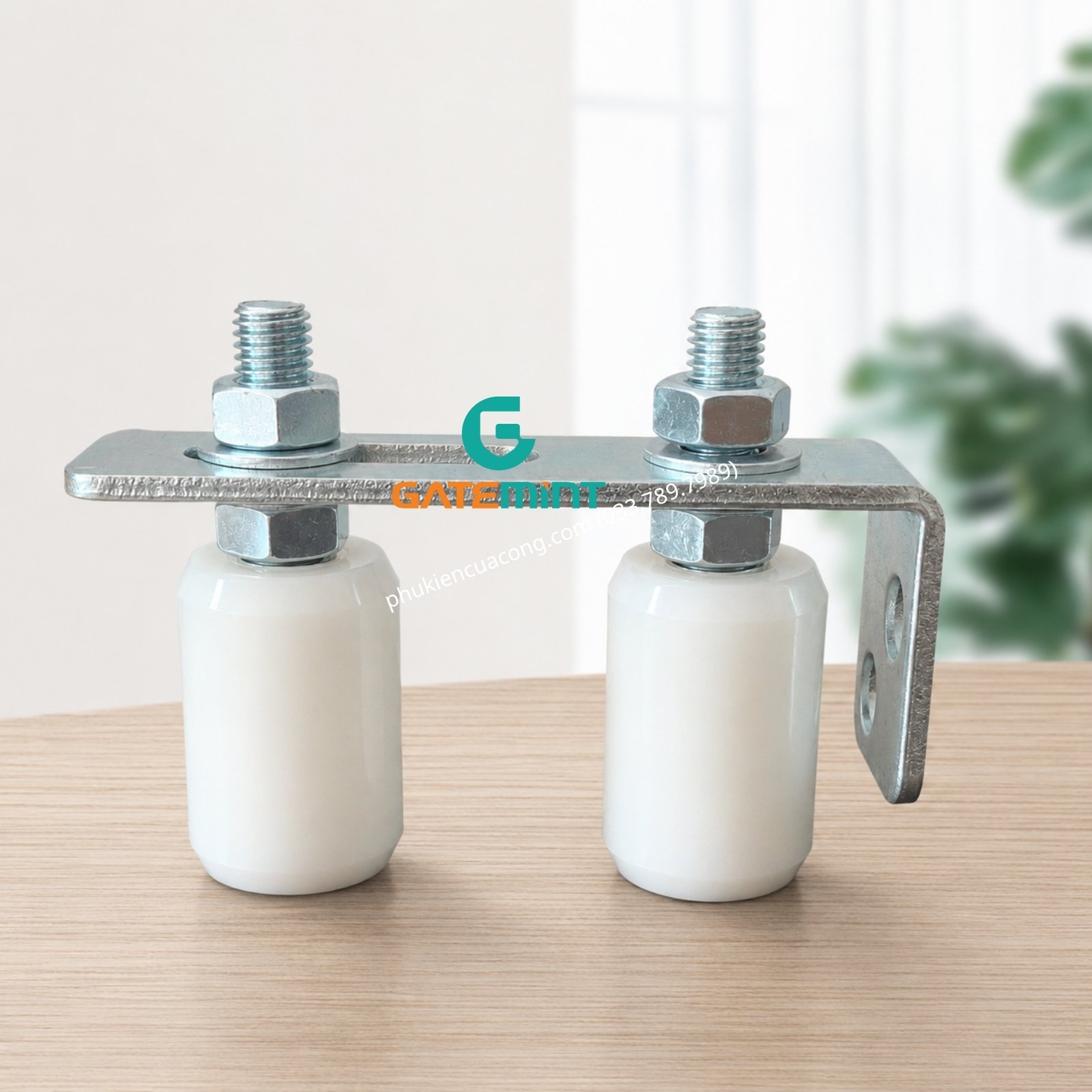 Bộ dẫn hướng cổng lùa 2 con lăn D40x60 GateMint bằng thép mạ kẽm kết hợp con lăn chất liệu nilong cao cấp dẫn hướng cổng lùa chống mài mòn giúp cổng trượt vận hành ổn định, giảm rung lắc và chống mài mòn hiệu quả