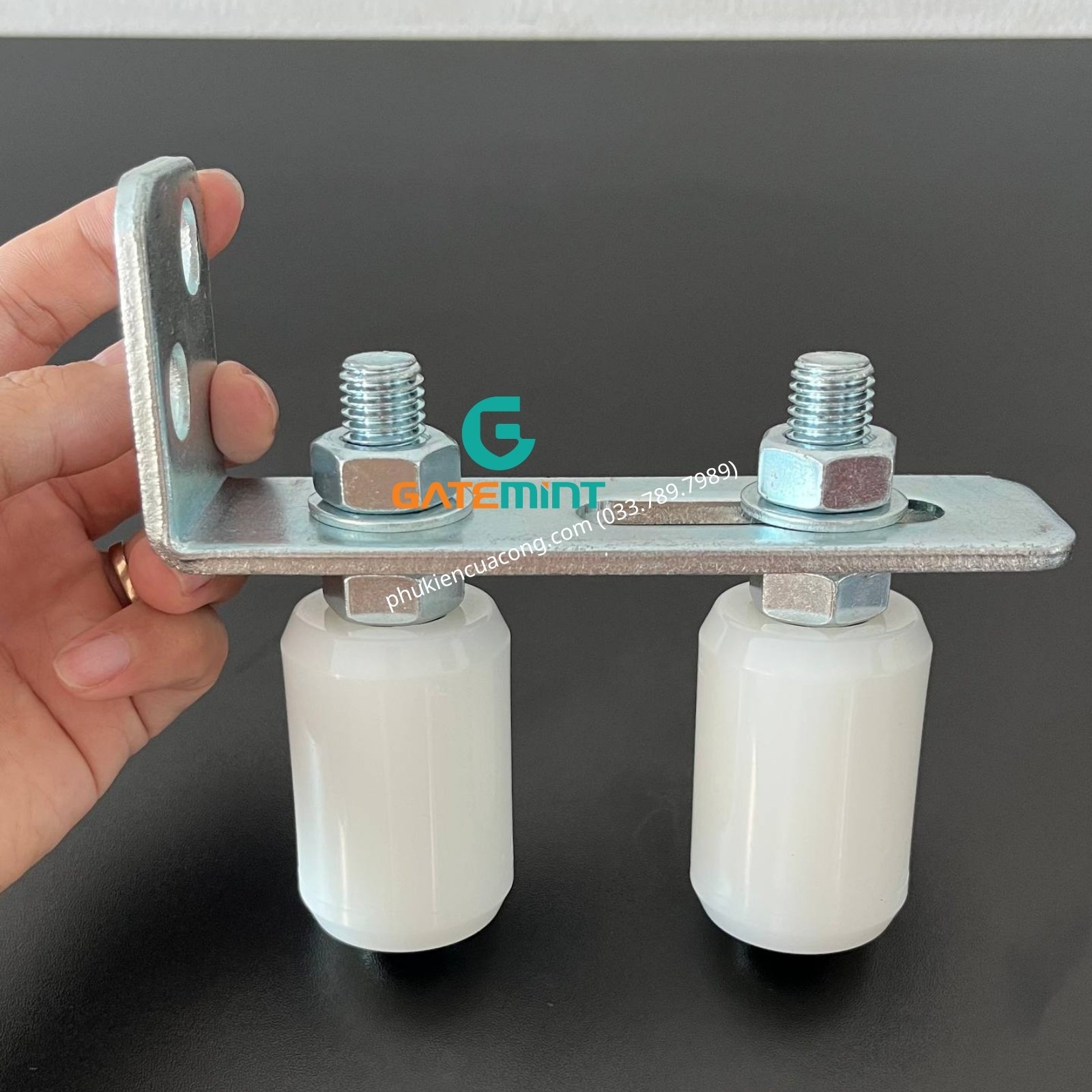 Bộ dẫn hướng cổng lùa 2 con lăn D40x60 GateMint bằng thép mạ kẽm kết hợp con lăn chất liệu nilong cao cấp dẫn hướng cổng lùa chống mài mòn giúp cổng trượt vận hành ổn định, giảm rung lắc và chống mài mòn hiệu quả