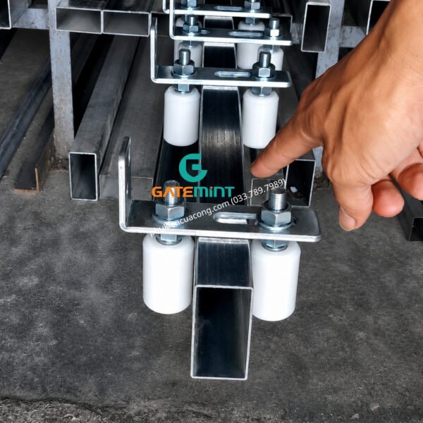 Bộ dẫn hướng cổng lùa 2 con lăn D40x60 GateMint bằng thép mạ kẽm kết hợp con lăn chất liệu nilong cao cấp dẫn hướng cổng lùa chống mài mòn giúp cổng trượt vận hành ổn định, giảm rung lắc và chống mài mòn hiệu quả