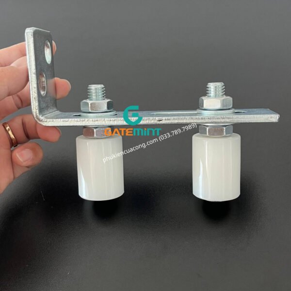 Bộ dẫn hướng cổng lùa 2 con lăn D30x40 Gatemint bằng thép mạ kẽm kết hợp con lăn chất liệu nilong cao cấp chống mài mòn giúp dẫn hướng cổng trượt vận hành ổn định, giảm rung lắc và chống mài mòn hiệu quả