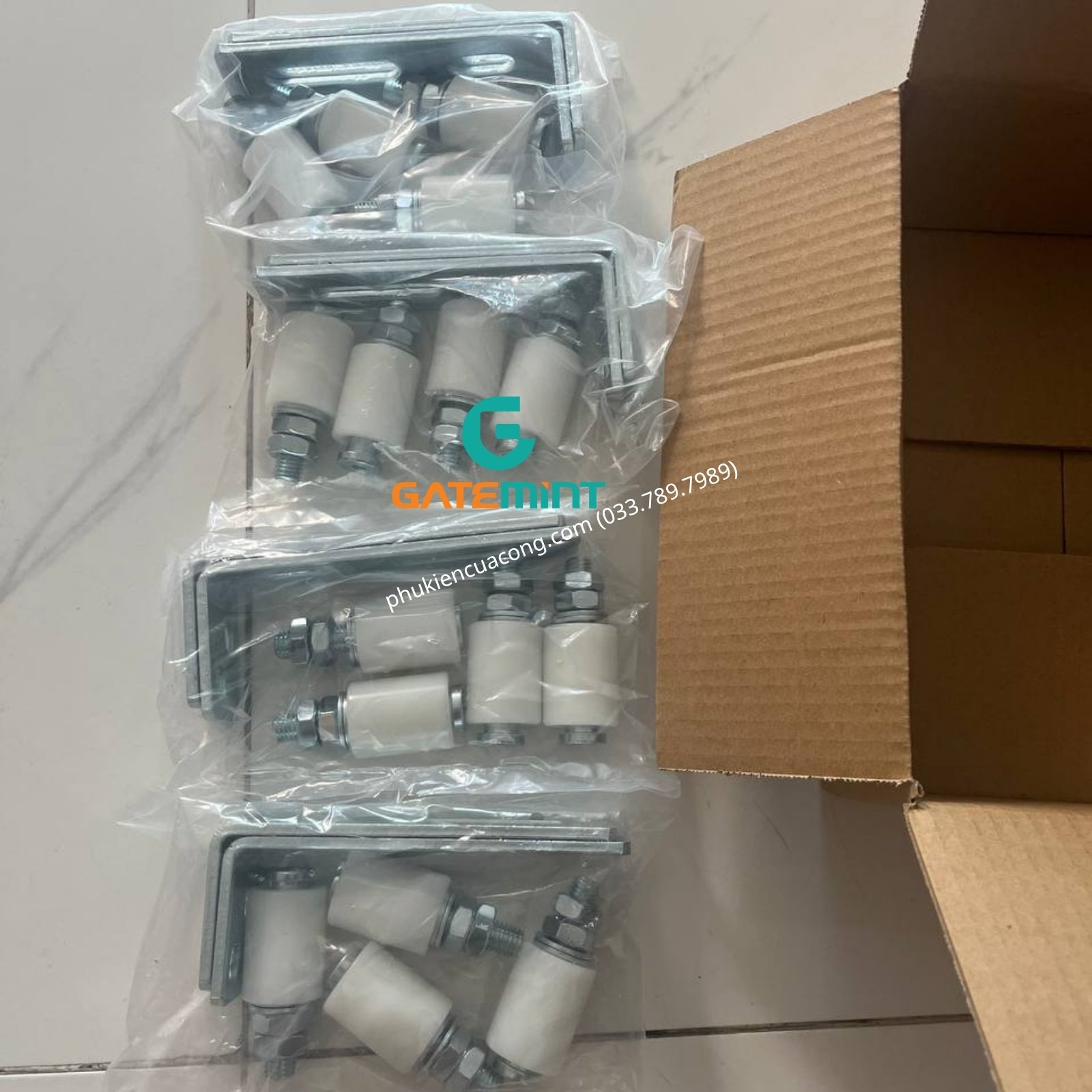 Bộ dẫn hướng cổng lùa 2 con lăn D30x40 Gatemint bằng thép mạ kẽm kết hợp con lăn chất liệu nilong cao cấp chống mài mòn giúp dẫn hướng cổng trượt vận hành ổn định, giảm rung lắc và chống mài mòn hiệu quả
