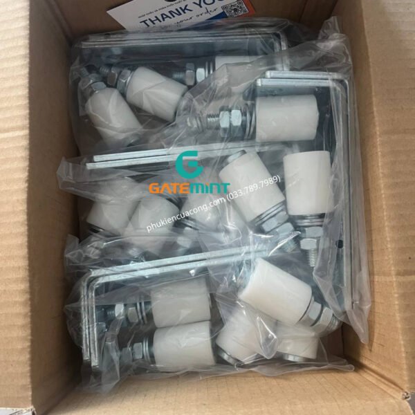 Bộ dẫn hướng cổng lùa 2 con lăn D30x40 Gatemint bằng thép mạ kẽm kết hợp con lăn chất liệu nilong cao cấp chống mài mòn giúp dẫn hướng cổng trượt vận hành ổn định, giảm rung lắc và chống mài mòn hiệu quả