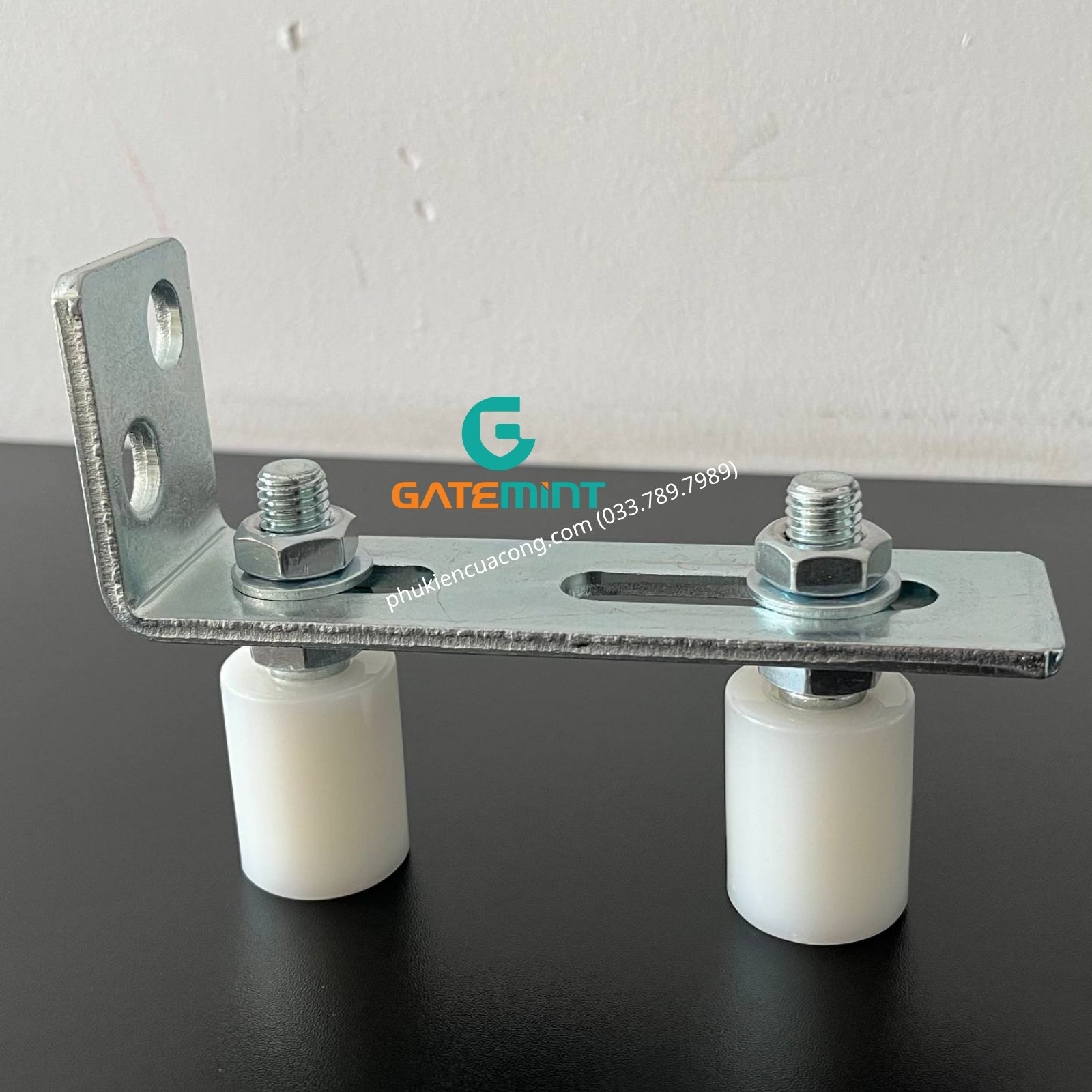 Bộ dẫn hướng cổng lùa 2 con lăn D30x40 Gatemint bằng thép mạ kẽm kết hợp con lăn chất liệu nilong cao cấp chống mài mòn giúp dẫn hướng cổng trượt vận hành ổn định, giảm rung lắc và chống mài mòn hiệu quả