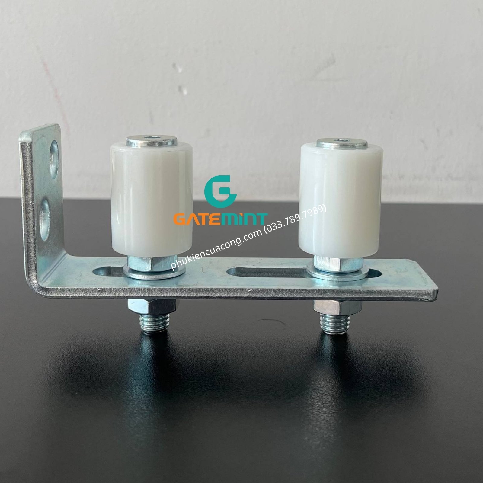 Bộ dẫn hướng cổng lùa 2 con lăn D30x40 Gatemint bằng thép mạ kẽm kết hợp con lăn chất liệu nilong cao cấp chống mài mòn giúp dẫn hướng cổng trượt vận hành ổn định, giảm rung lắc và chống mài mòn hiệu quả