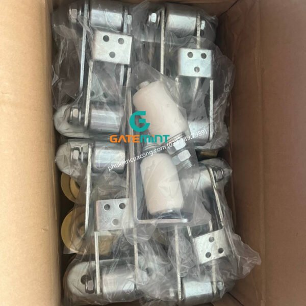 Bộ dẫn hướng cổng lùa 2 con lăn D30x40 Gatemint bằng thép mạ kẽm kết hợp con lăn chất liệu nilong cao cấp chống mài mòn giúp dẫn hướng cổng trượt vận hành ổn định, giảm rung lắc và chống mài mòn hiệu quả