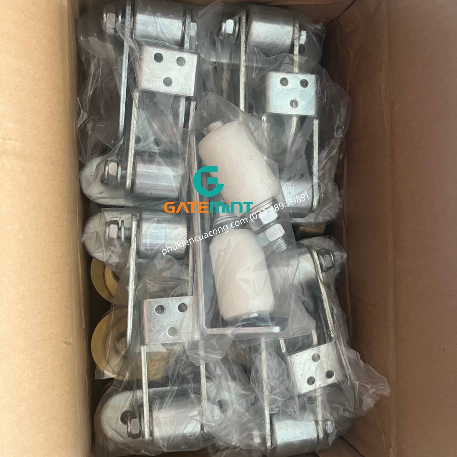 Bộ dẫn hướng cổng lùa 2 con lăn D30x40 Gatemint bằng thép mạ kẽm kết hợp con lăn chất liệu nilong cao cấp chống mài mòn giúp dẫn hướng cổng trượt vận hành ổn định, giảm rung lắc và chống mài mòn hiệu quả