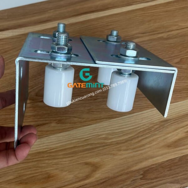 Bộ dẫn hướng cổng lùa 4 con lăn D30x40 Gatemint bằng thép mạ kẽm kết hợp con lăn chất liệu nilong cao cấp chống mài mòn giúp dẫn hướng cổng lùa vận hành ổn định, giảm rung lắc và chống mài mòn hiệu quả