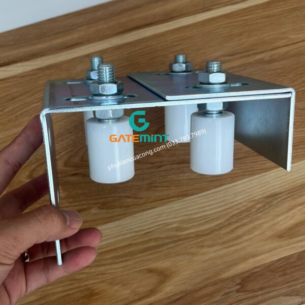 Bộ dẫn hướng cổng lùa 4 con lăn D30x40 Gatemint bằng thép mạ kẽm kết hợp con lăn chất liệu nilong cao cấp chống mài mòn giúp dẫn hướng cổng lùa vận hành ổn định, giảm rung lắc và chống mài mòn hiệu quả