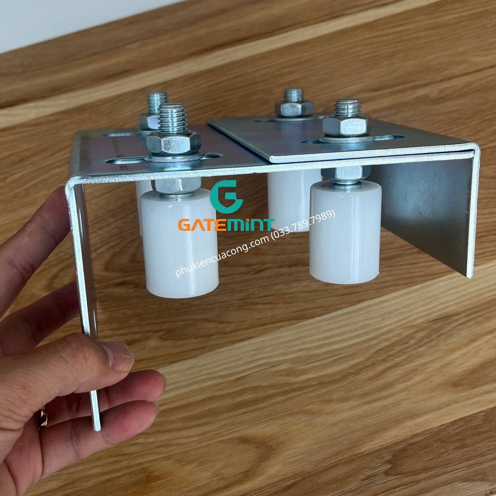 Bộ dẫn hướng cổng lùa 4 con lăn D30x40 Gatemint bằng thép mạ kẽm kết hợp con lăn chất liệu nilong cao cấp chống mài mòn giúp dẫn hướng cổng lùa vận hành ổn định, giảm rung lắc và chống mài mòn hiệu quả