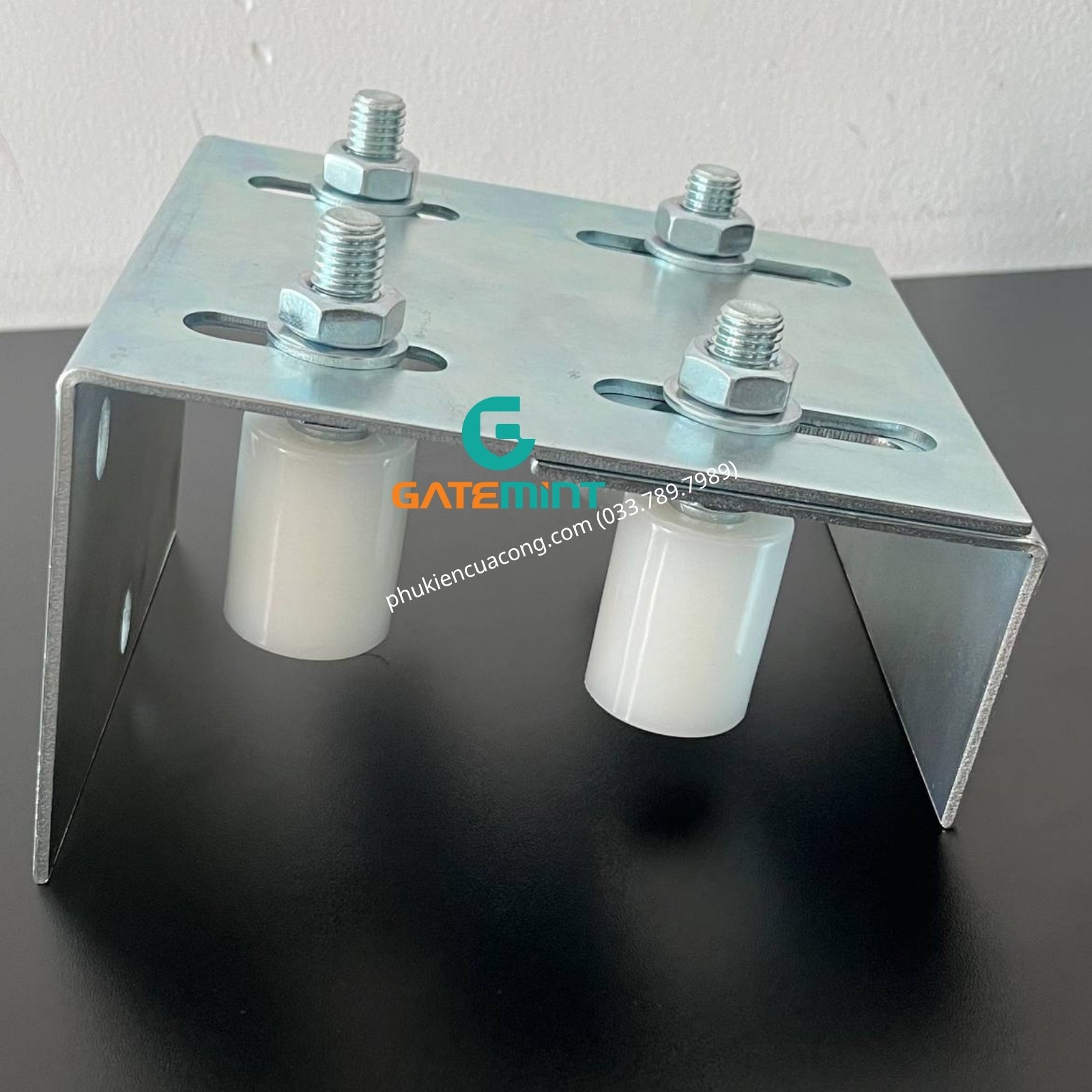 Bộ dẫn hướng cổng lùa 4 con lăn D30x40 Gatemint bằng thép mạ kẽm kết hợp con lăn chất liệu nilong cao cấp chống mài mòn giúp dẫn hướng cổng lùa vận hành ổn định, giảm rung lắc và chống mài mòn hiệu quả