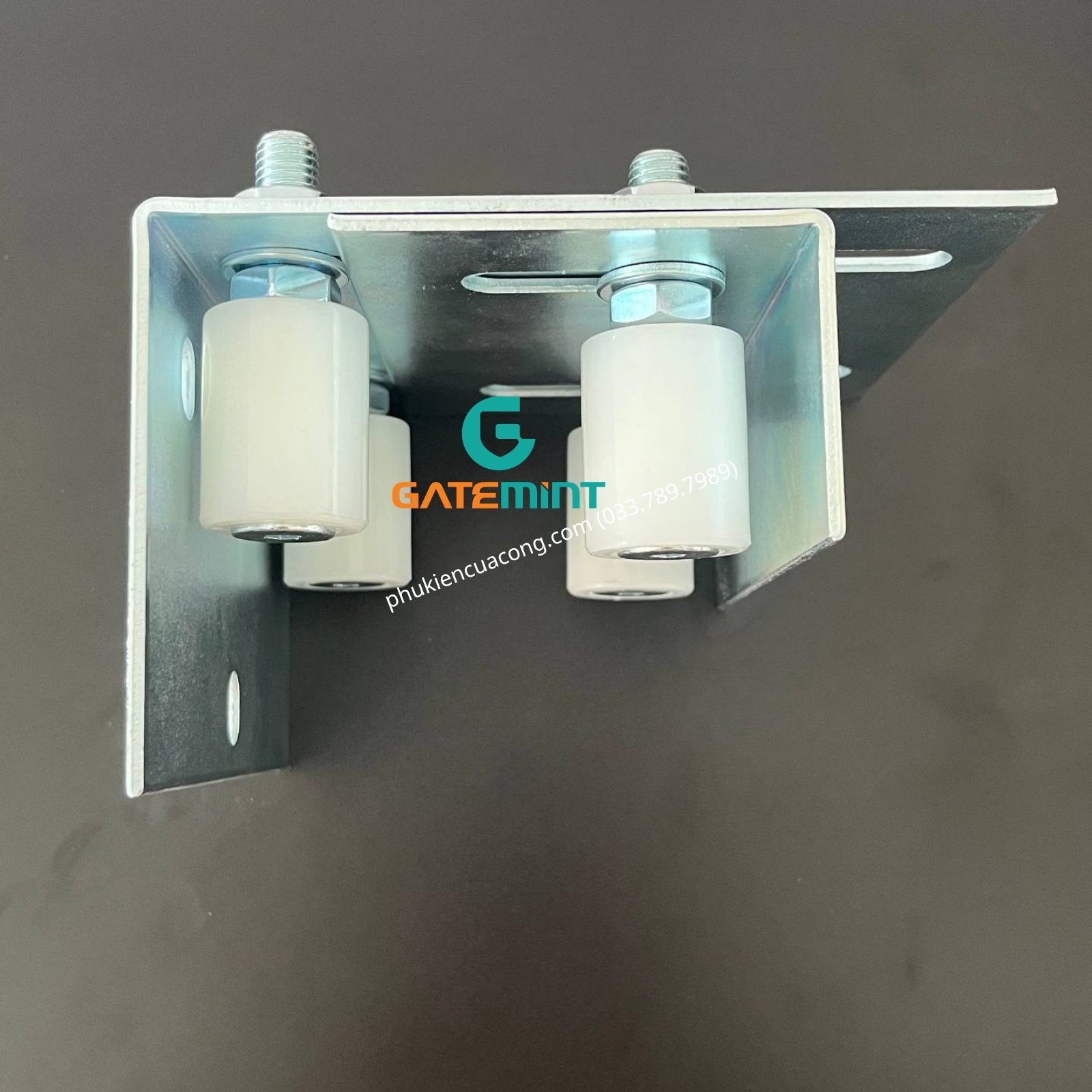 Bộ dẫn hướng cổng lùa 4 con lăn D30x40 Gatemint bằng thép mạ kẽm kết hợp con lăn chất liệu nilong cao cấp chống mài mòn giúp dẫn hướng cổng lùa vận hành ổn định, giảm rung lắc và chống mài mòn hiệu quả