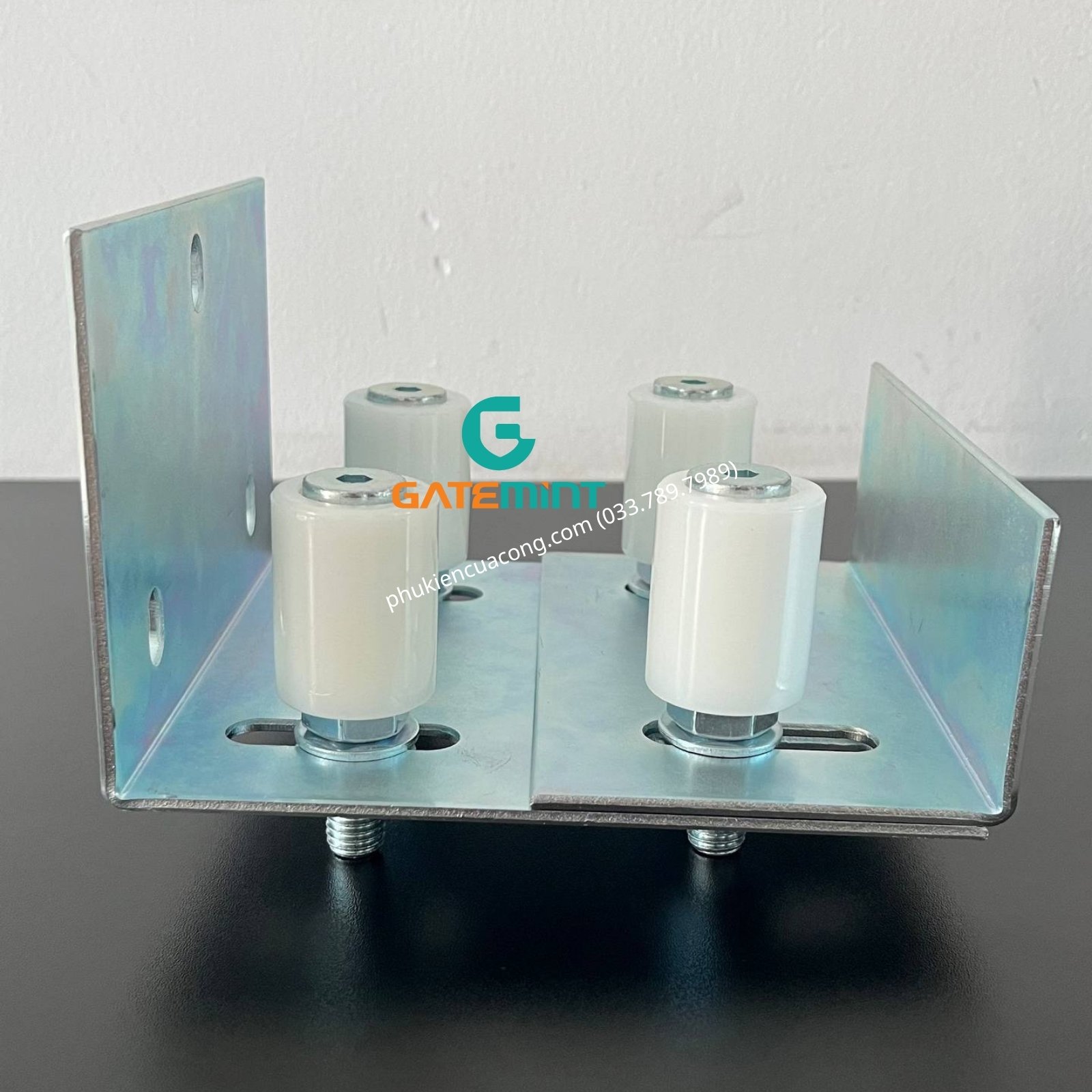 Bộ dẫn hướng cổng lùa 4 con lăn D30x40 Gatemint bằng thép mạ kẽm kết hợp con lăn chất liệu nilong cao cấp chống mài mòn giúp dẫn hướng cổng lùa vận hành ổn định, giảm rung lắc và chống mài mòn hiệu quả