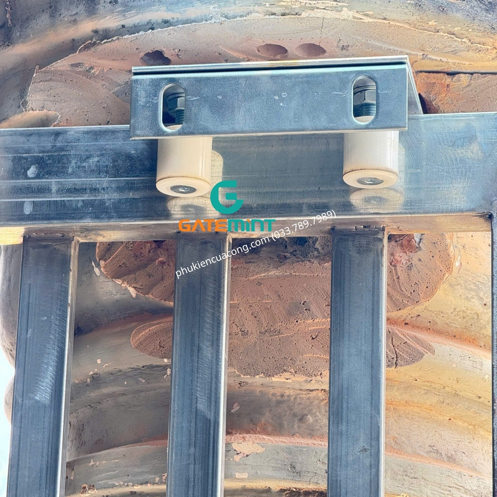 Bộ dẫn hướng cổng lùa 4 con lăn D30x40 Gatemint bằng thép mạ kẽm kết hợp con lăn chất liệu nilong cao cấp chống mài mòn giúp dẫn hướng cổng lùa vận hành ổn định, giảm rung lắc và chống mài mòn hiệu quả