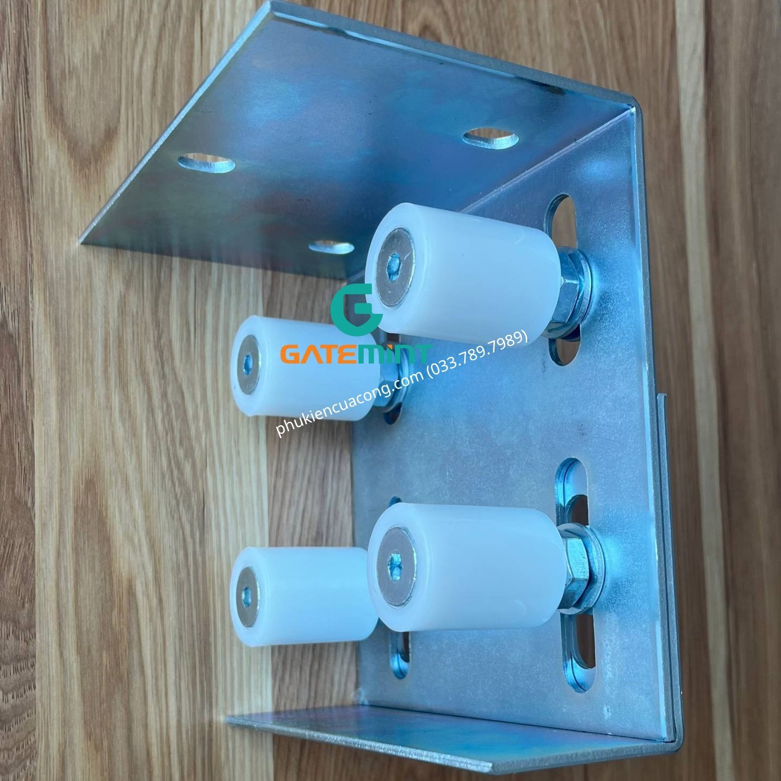 Bộ dẫn hướng cổng lùa 4 con lăn D30x40 Gatemint bằng thép mạ kẽm kết hợp con lăn chất liệu nilong cao cấp chống mài mòn giúp dẫn hướng cổng lùa vận hành ổn định, giảm rung lắc và chống mài mòn hiệu quả