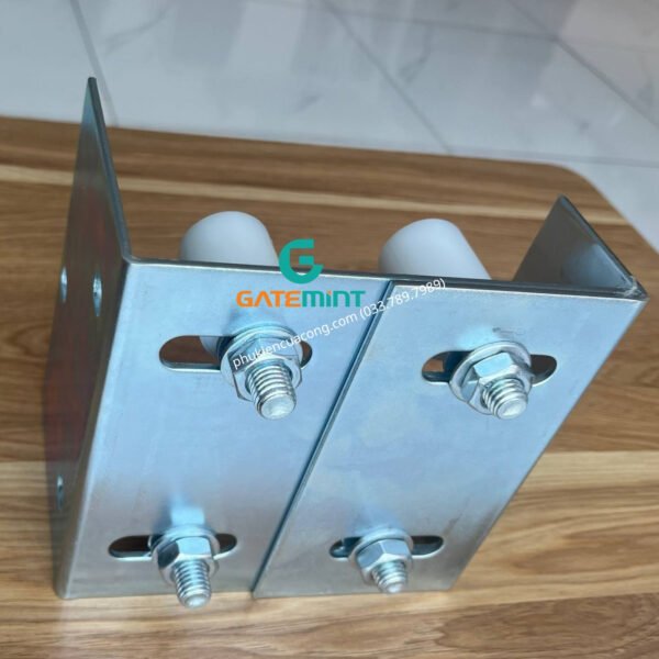 Bộ dẫn hướng cổng lùa 4 con lăn D30x40 Gatemint bằng thép mạ kẽm kết hợp con lăn chất liệu nilong cao cấp chống mài mòn giúp dẫn hướng cổng lùa vận hành ổn định, giảm rung lắc và chống mài mòn hiệu quả