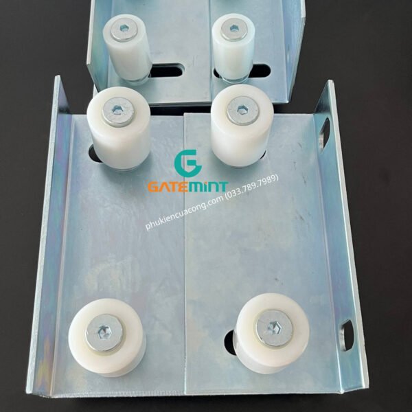 Bộ dẫn hướng cổng lùa 4 con lăn D40x44 GateMint bằng thép mạ kẽm kết hợp con lăn chất liệu nilong cao cấp chống mài mòn giúp dẫn hướng cổng lùa vận hành ổn định, giảm rung lắc và chống mài mòn hiệu quả