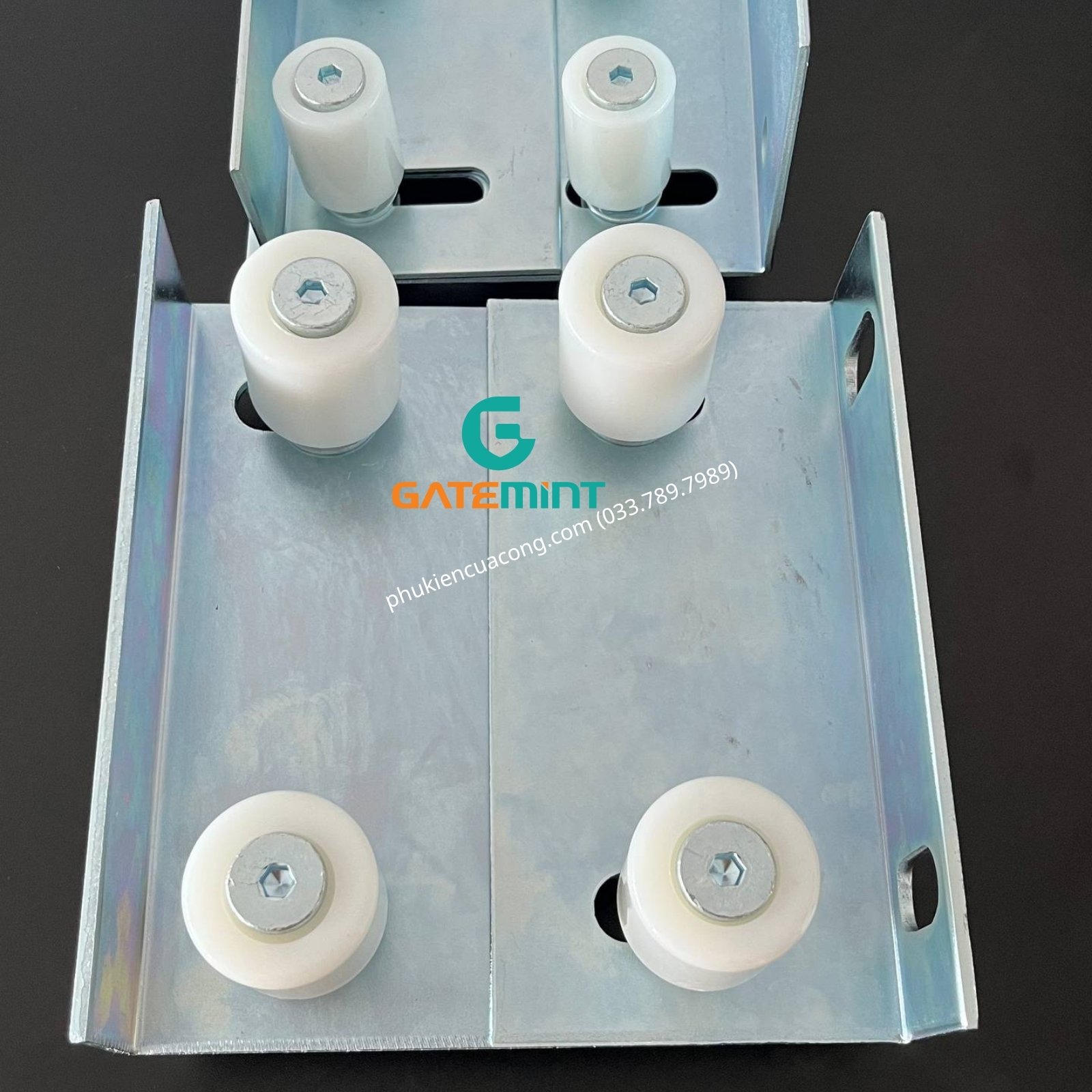 Bộ dẫn hướng cổng lùa 4 con lăn D40x44 GateMint bằng thép mạ kẽm kết hợp con lăn chất liệu nilong cao cấp chống mài mòn giúp dẫn hướng cổng lùa vận hành ổn định, giảm rung lắc và chống mài mòn hiệu quả