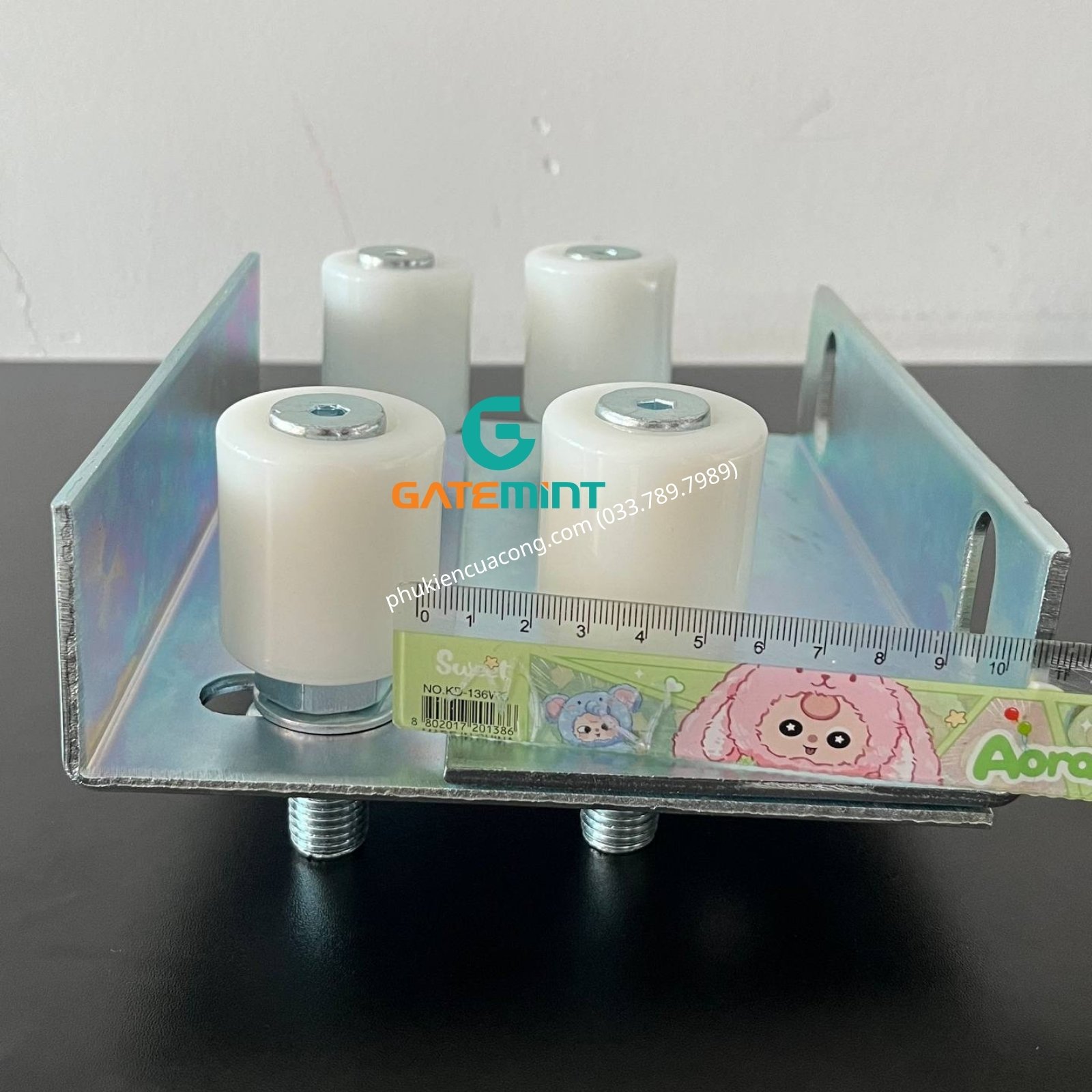 Bộ dẫn hướng cổng lùa 4 con lăn D40x44 GateMint bằng thép mạ kẽm kết hợp con lăn chất liệu nilong cao cấp chống mài mòn giúp dẫn hướng cổng lùa vận hành ổn định, giảm rung lắc và chống mài mòn hiệu quả