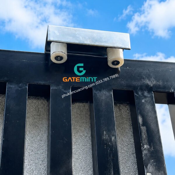 Bộ dẫn hướng cổng lùa 4 con lăn D40x44 GateMint bằng thép mạ kẽm kết hợp con lăn chất liệu nilong cao cấp chống mài mòn giúp dẫn hướng cổng lùa vận hành ổn định, giảm rung lắc và chống mài mòn hiệu quả