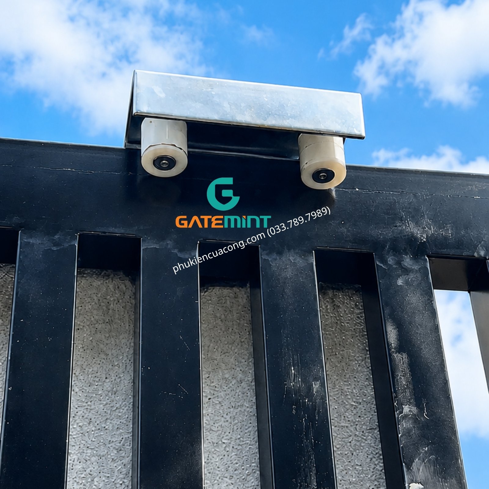 Bộ dẫn hướng cổng lùa 4 con lăn D40x44 GateMint bằng thép mạ kẽm kết hợp con lăn chất liệu nilong cao cấp chống mài mòn giúp dẫn hướng cổng lùa vận hành ổn định, giảm rung lắc và chống mài mòn hiệu quả