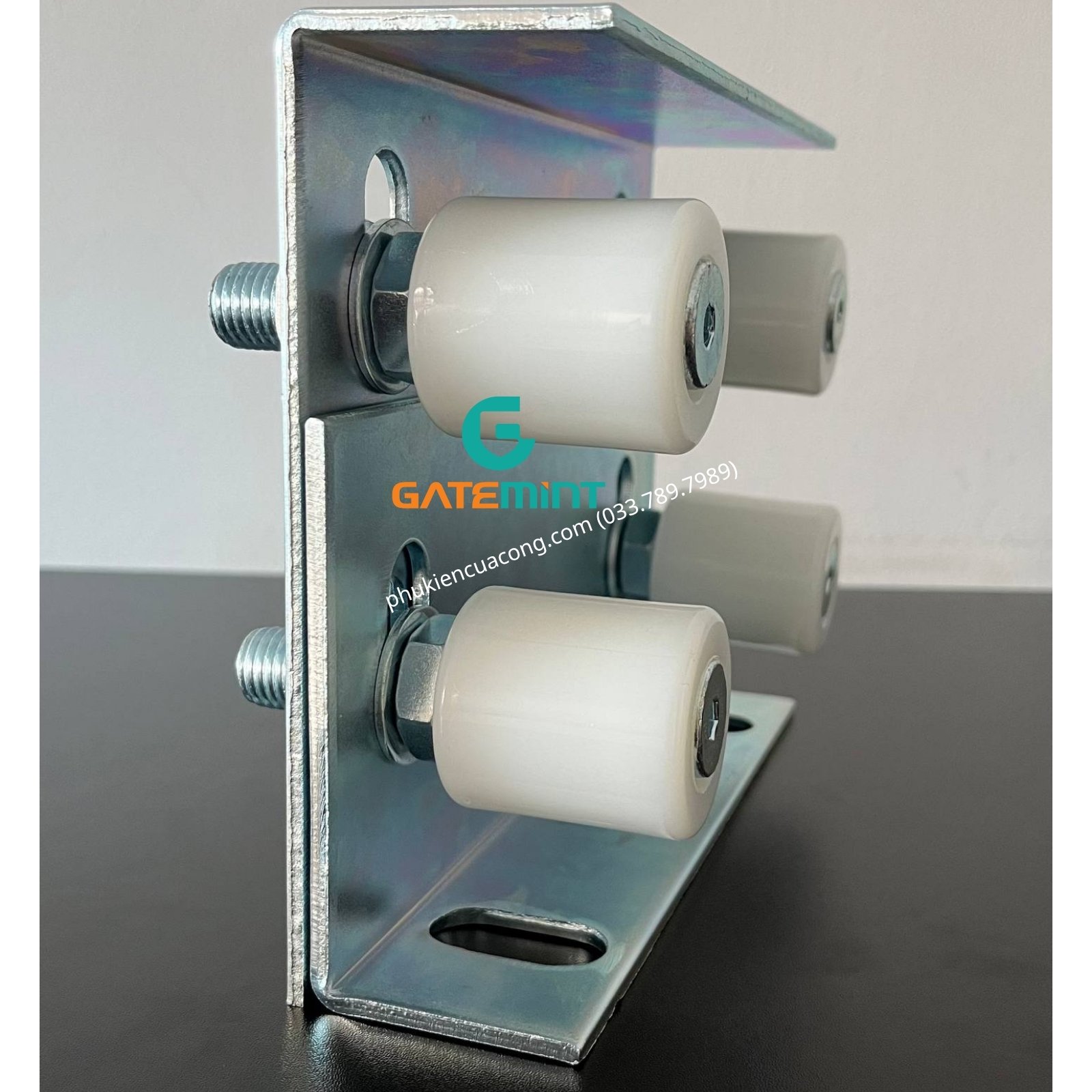 Bộ dẫn hướng cổng lùa 4 con lăn D40x44 GateMint bằng thép mạ kẽm kết hợp con lăn chất liệu nilong cao cấp chống mài mòn giúp dẫn hướng cổng lùa vận hành ổn định, giảm rung lắc và chống mài mòn hiệu quả