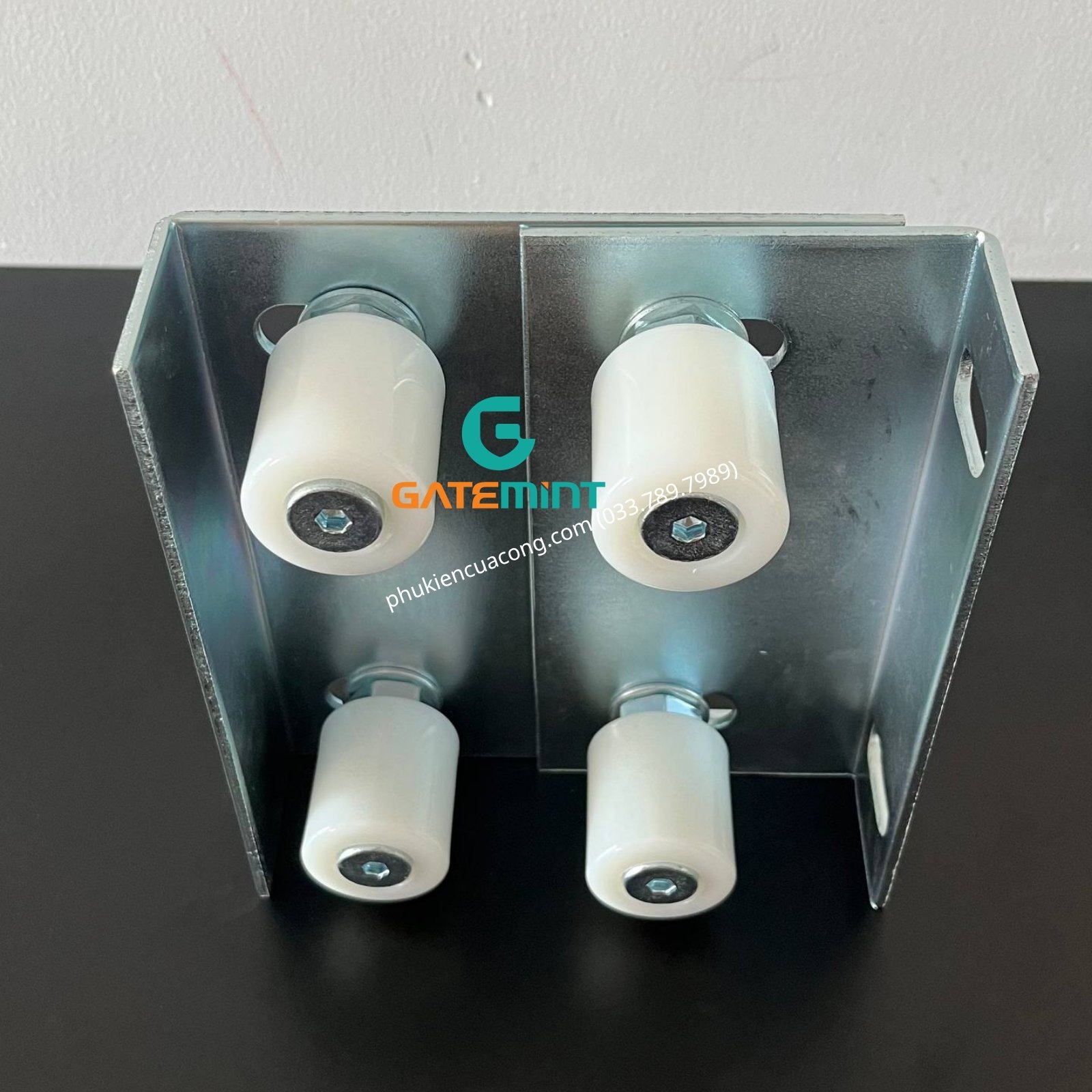 Bộ dẫn hướng cổng lùa 4 con lăn D40x44 GateMint bằng thép mạ kẽm kết hợp con lăn chất liệu nilong cao cấp chống mài mòn giúp dẫn hướng cổng lùa vận hành ổn định, giảm rung lắc và chống mài mòn hiệu quả