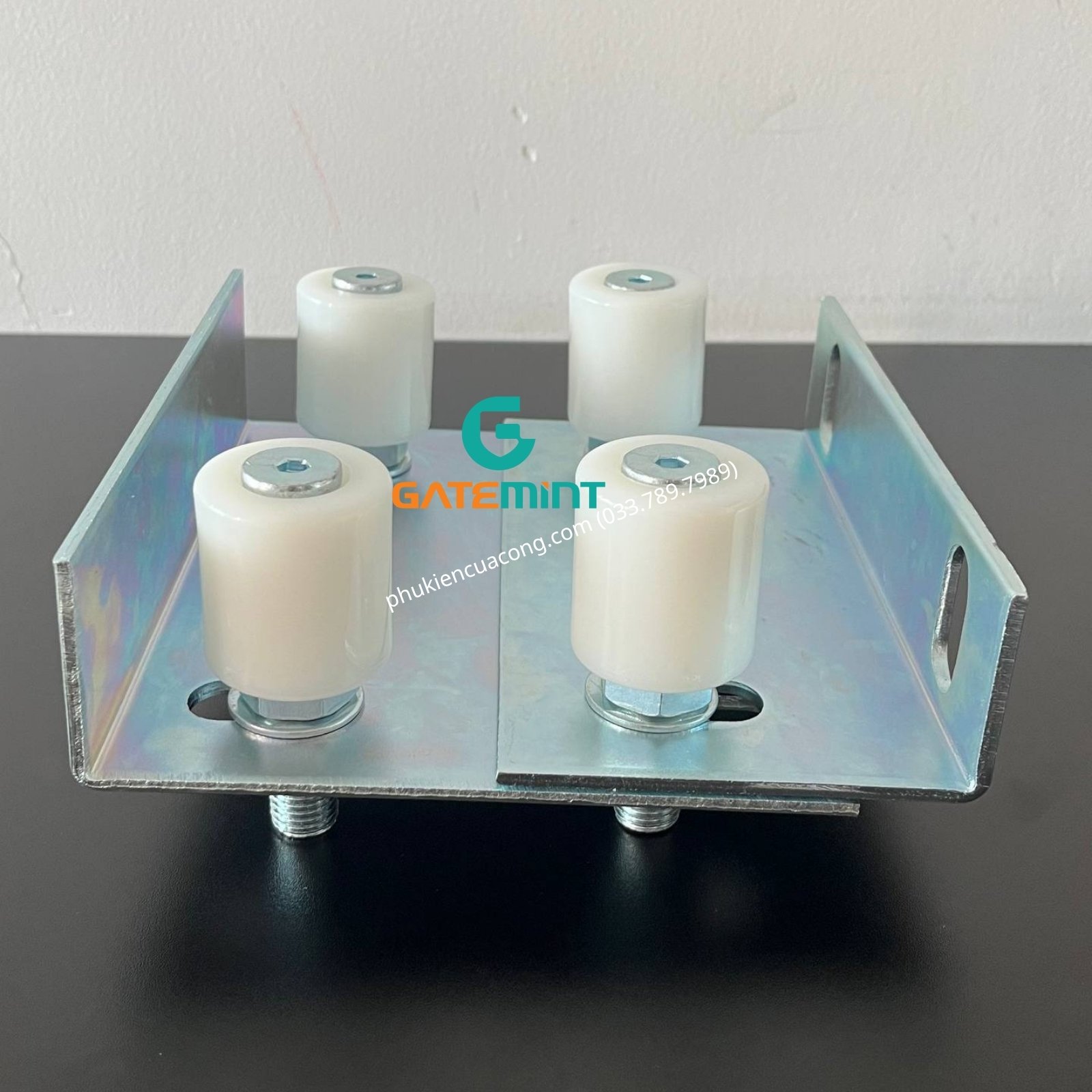 Bộ dẫn hướng cổng lùa 4 con lăn D40x44 GateMint bằng thép mạ kẽm kết hợp con lăn chất liệu nilong cao cấp chống mài mòn giúp dẫn hướng cổng lùa vận hành ổn định, giảm rung lắc và chống mài mòn hiệu quả