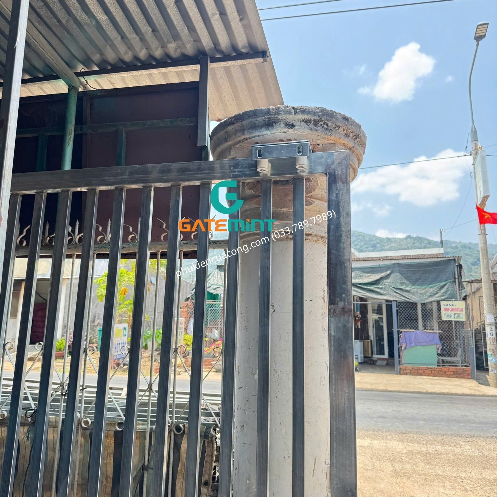 Bộ dẫn hướng cổng lùa 4 con lăn D40x44 GateMint bằng thép mạ kẽm kết hợp con lăn chất liệu nilong cao cấp chống mài mòn giúp dẫn hướng cổng lùa vận hành ổn định, giảm rung lắc và chống mài mòn hiệu quả