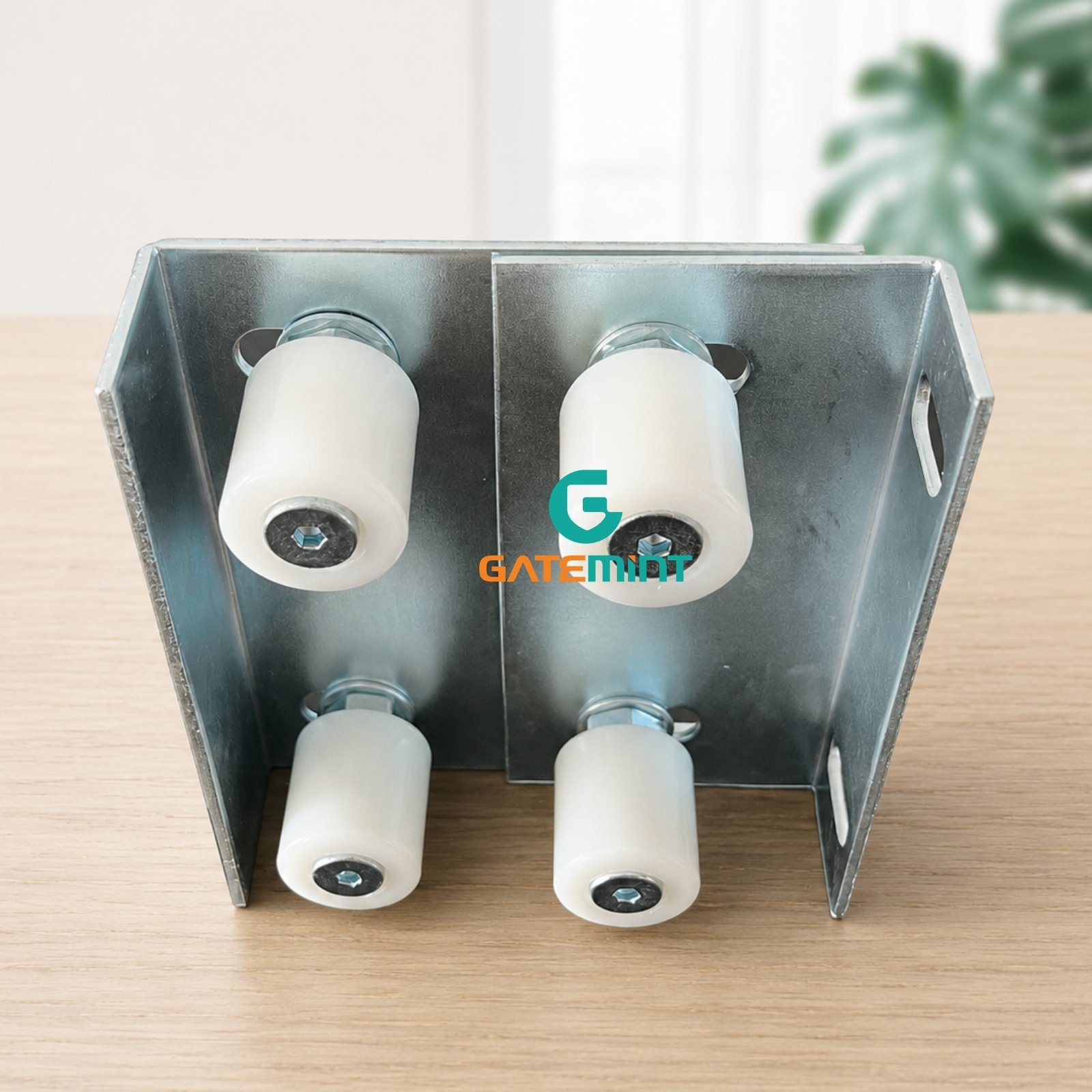Bộ dẫn hướng cổng lùa 4 con lăn D40x44 GateMint bằng thép mạ kẽm kết hợp con lăn chất liệu nilong cao cấp chống mài mòn giúp dẫn hướng cổng lùa vận hành ổn định, giảm rung lắc và chống mài mòn hiệu quả