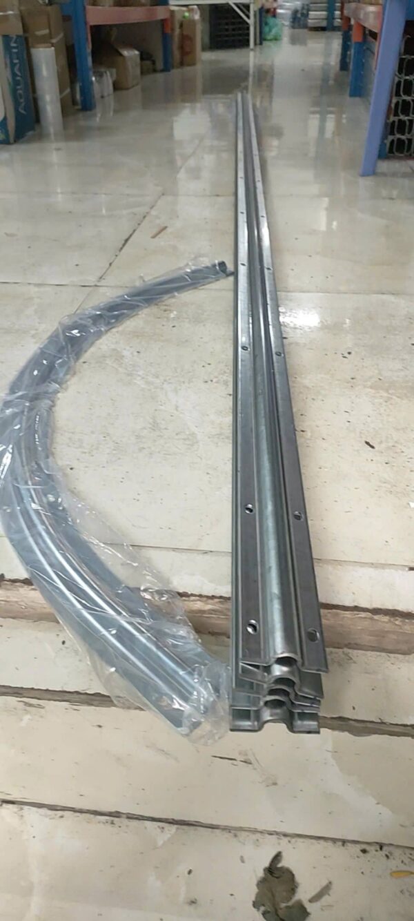 Đoạn Ray Cong chuyên dụng Cho Cổng Lùa Cong giúp dẫn hướng cổng lùa đúng hướng theo góc cong, giúp cổng chạy mượt mà không lo bị lệch hướng
