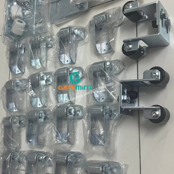 Bản Lề Lệch Tâm Cho Cổng Lùa Cong GateMint chuyên dụng cho cổng lùa cong, cổng lùa vòng cung. Góc mở lớn và lệch tâm giúp cổng khi mở đến đoạn cổng bo cong không bị cấn ray, giúp cổng vận hành mượt mà ổn định
