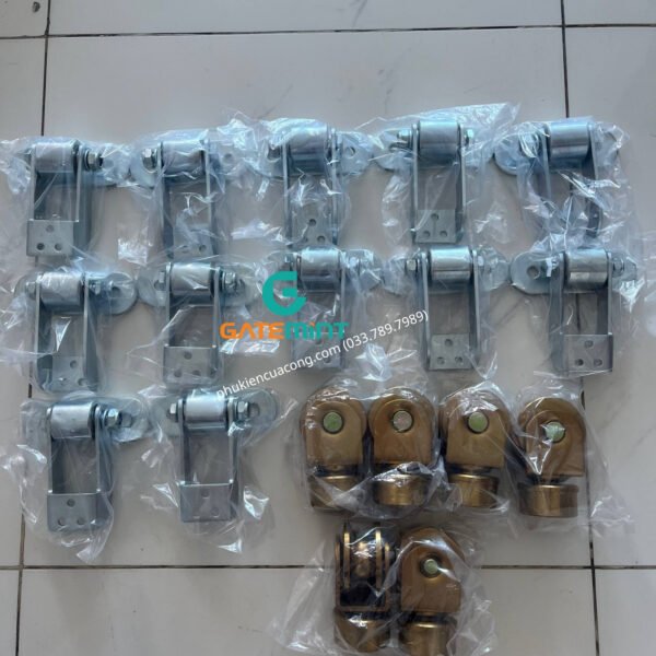 Bản Lề Lệch Tâm Cho Cổng Lùa Cong GateMint chuyên dụng cho cổng lùa cong, cổng lùa vòng cung. Góc mở lớn và lệch tâm giúp cổng khi mở đến đoạn cổng bo cong không bị cấn ray, giúp cổng vận hành mượt mà ổn định