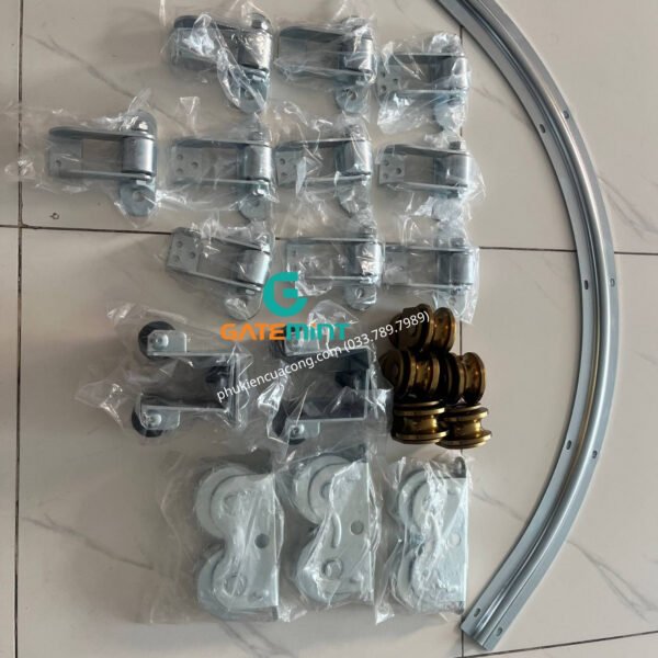 Bản Lề Lệch Tâm Cho Cổng Lùa Cong GateMint chuyên dụng cho cổng lùa cong, cổng lùa vòng cung. Góc mở lớn và lệch tâm giúp cổng khi mở đến đoạn cổng bo cong không bị cấn ray, giúp cổng vận hành mượt mà ổn định