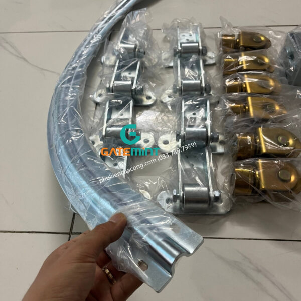 Đoạn Ray Cong chuyên dụng Cho Cổng Lùa Cong giúp dẫn hướng cổng lùa đúng hướng theo góc cong, giúp cổng chạy mượt mà không lo bị lệch hướng, bền bỉ theo theo thời gian