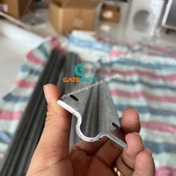 Ray U dày 3mm phi 21 chuyên dụng cho cổng lùa, thiết kế chắc chắn giúp cổng lùa êm ái và bền bỉ theo thời gian