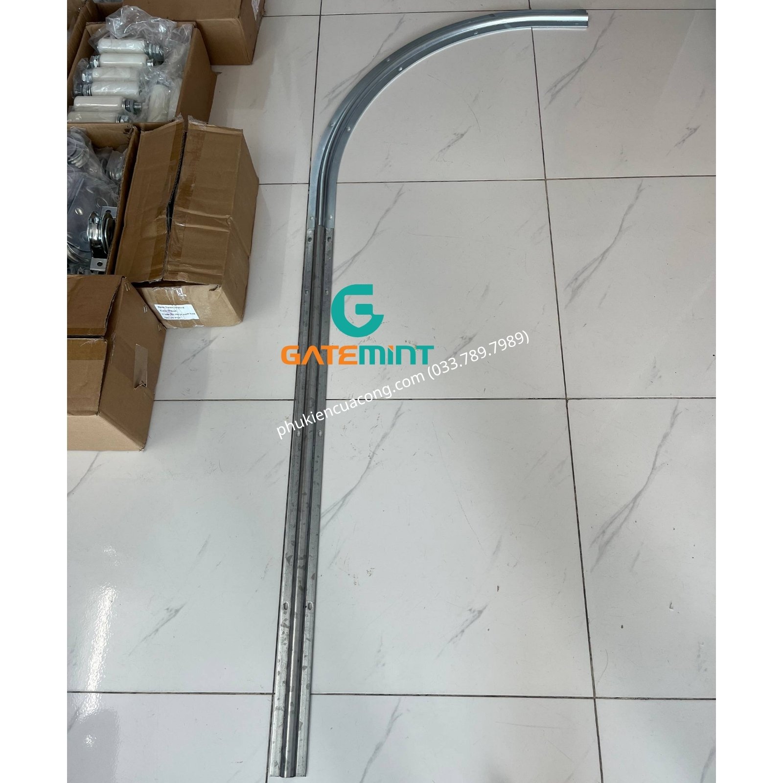 Đoạn Ray Cong chuyên dụng Cho Cổng Lùa Cong giúp dẫn hướng cổng lùa đúng hướng theo góc cong, giúp cổng chạy mượt mà không lo bị lệch hướng, bền bỉ theo theo thời gian